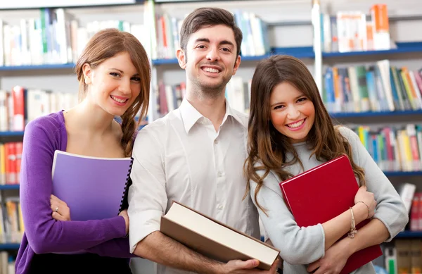 Gruppe glücklicher Studenten — Stockfoto