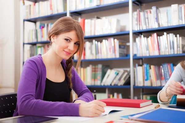 Porträt eines Studenten in einer Bibliothek — Stockfoto