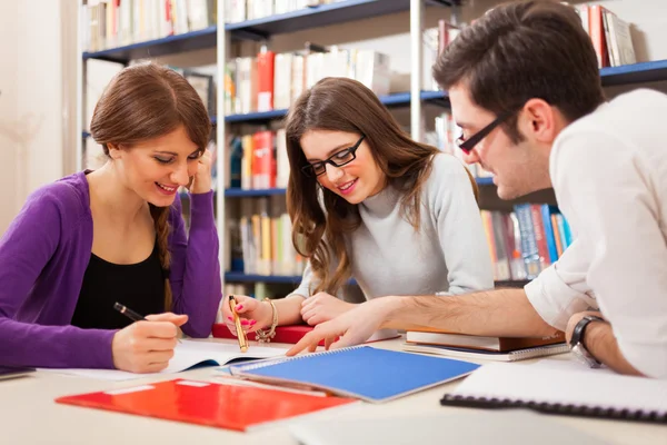 Student liest ein Buch — Stockfoto