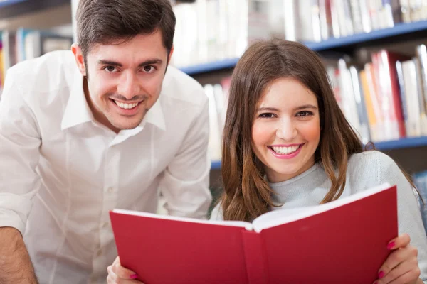 Vänner som läser en bok — Stockfoto