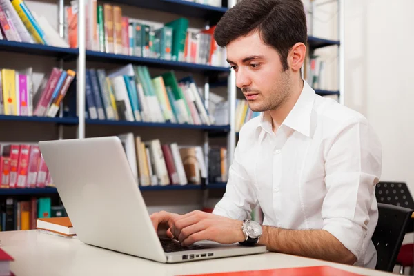 Uczeń za pomocą laptopa — Zdjęcie stockowe