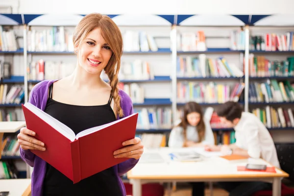 Studenten in een bibliotheek — Stockfoto