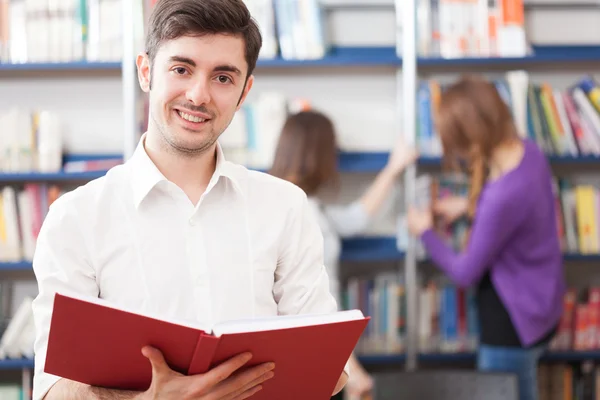 Killen läser en bok — Stockfoto