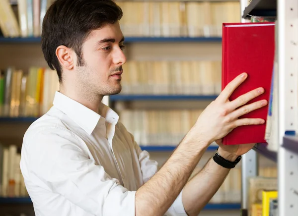 Student nemen een boek — Stockfoto