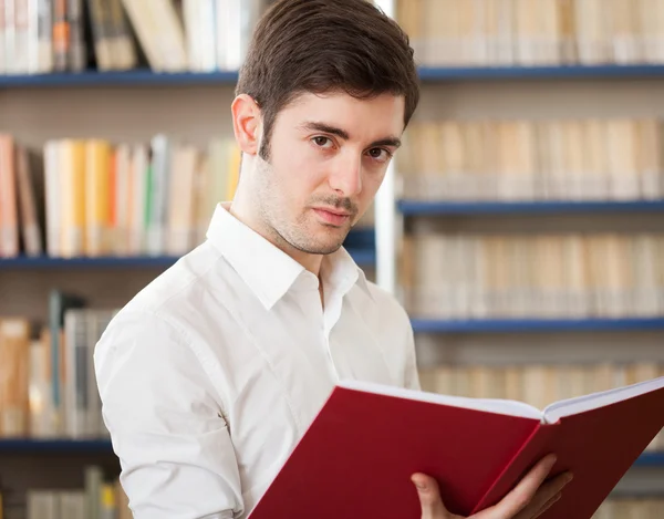 Killen läser en bok — Stockfoto