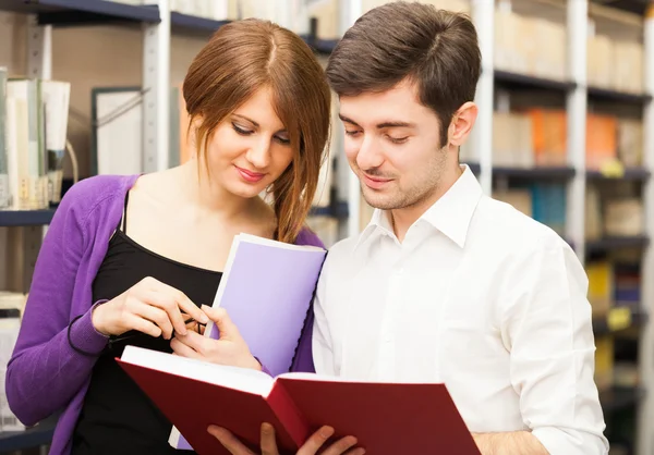 Amici che leggono un libro — Foto Stock