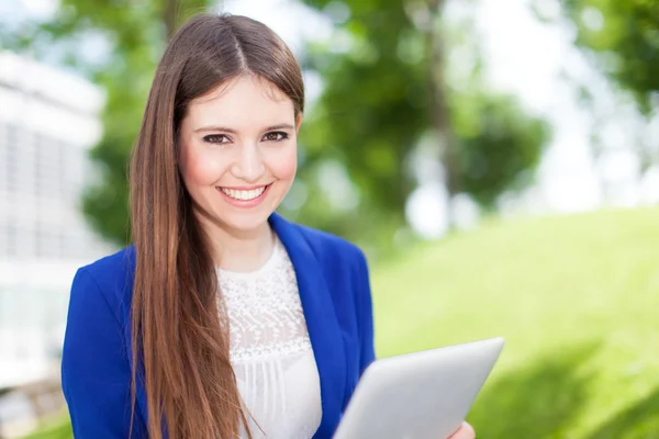 Mulher usando um tablet digital — Fotografia de Stock