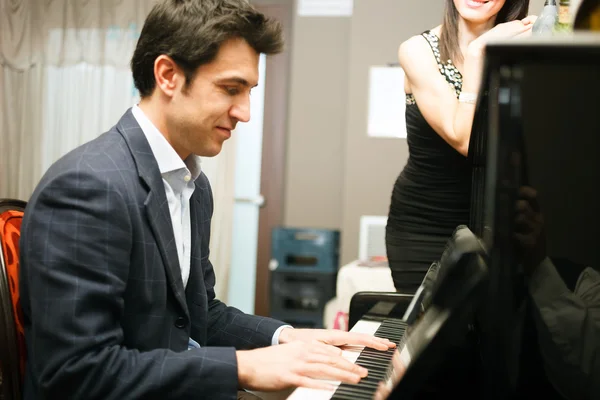 Man die piano speelt — Stockfoto