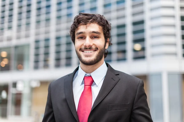 Joven hombre de negocios sonriente —  Fotos de Stock