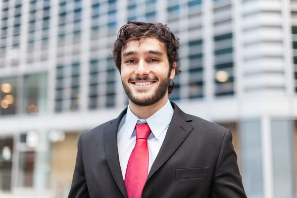 Jovem sorridente homem de negócios — Fotografia de Stock