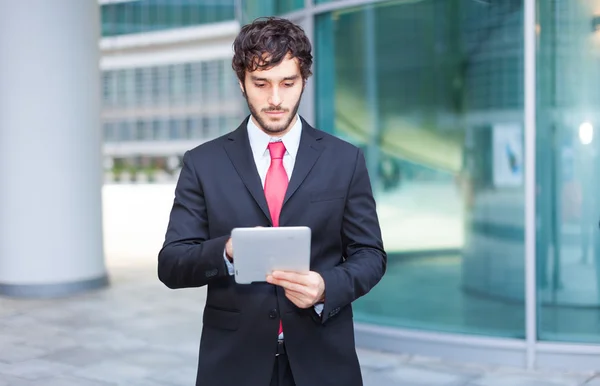 Geschäftsmann mit Tablet — Stockfoto