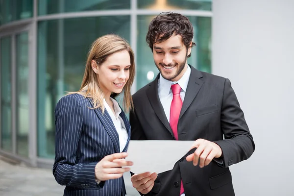 Forretning å lese et dokument – stockfoto