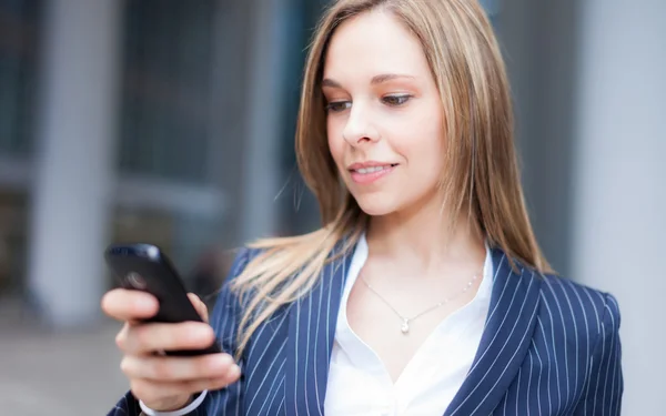 Vrouw met behulp van een mobiele telefoon — Stockfoto