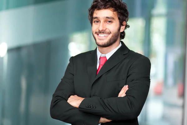 Junger lächelnder Geschäftsmann — Stockfoto