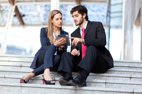 Business utilizzando un tablet digitale — Foto Stock