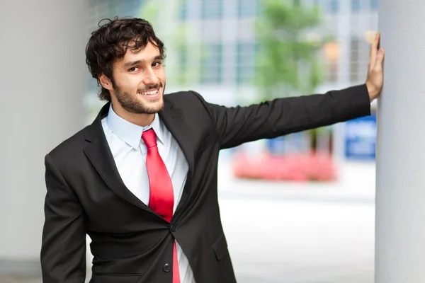 Joven hombre de negocios sonriente —  Fotos de Stock