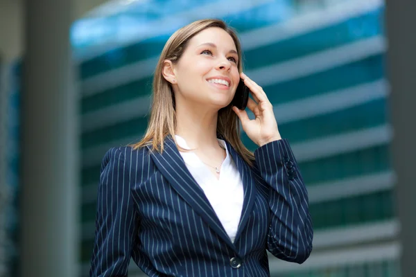 Bizneswoman rozmawia przez telefon — Zdjęcie stockowe