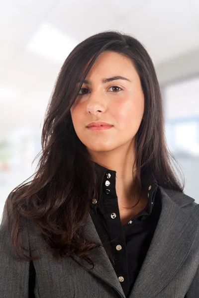 Mulher de negócios bonita isolada em branco — Fotografia de Stock