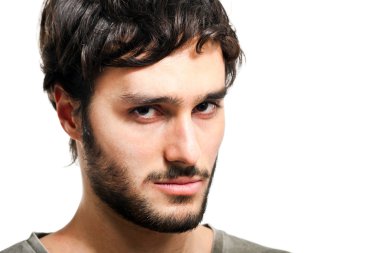 Beyaz tenli genç yakışıklı adam.