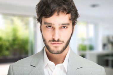 Yakışıklı genç adam.