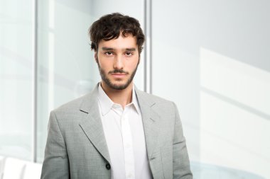 Yakışıklı genç adam.