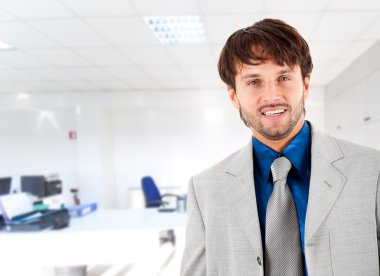 genç yakışıklı işadamı ofisinde