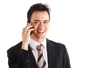 genç gülümseyen iş adamı telefona konuşuyor. Beyaz arka planı izole.
