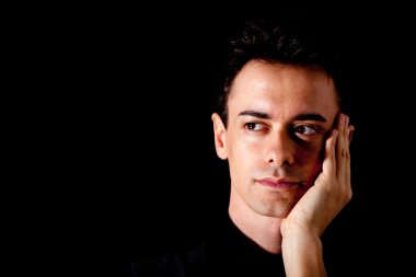 genç ve yakışıklı bir adam portresi. koyu arka plan