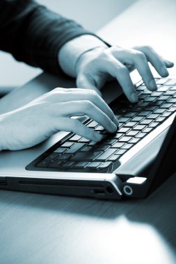 onun laptop çalışma iş adamı