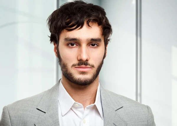 Retrato de un joven guapo —  Fotos de Stock