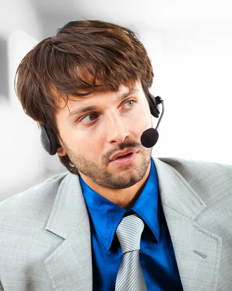 Bonito operador de call center masculino — Fotografia de Stock