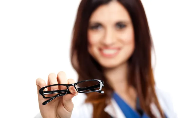 Oculista feminino dando-lhe um par de óculos — Fotografia de Stock