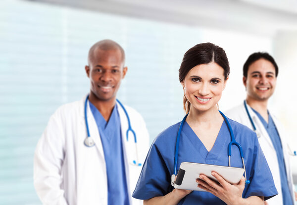 Медсестра с помощью цифрового планшета
