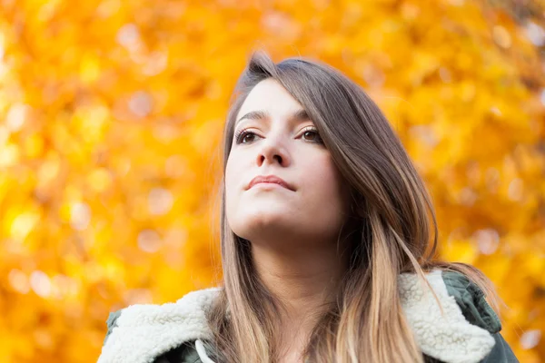 Vrouw omringd door Herfstbladeren — Stockfoto