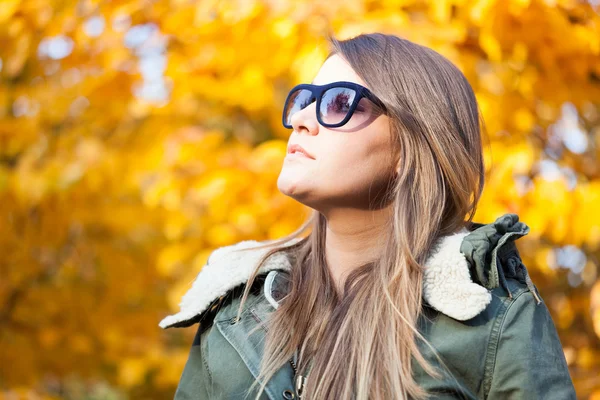 Femme se détendre en plein air pendant l'automne — Photo