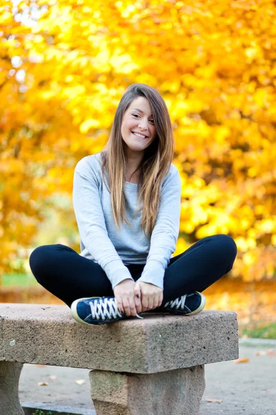 Young woman in an autumnal environment — Stock Photo, Image