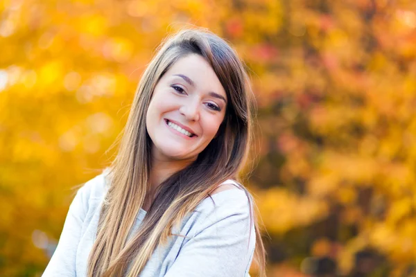 Fille mignonne dans un environnement automnal — Photo