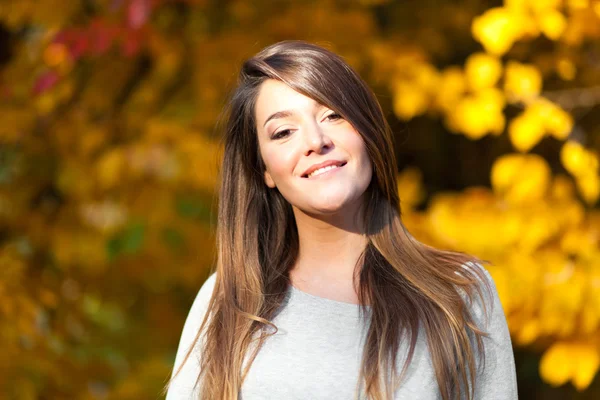 Cute girl in an autumnal environment — Stock Photo, Image