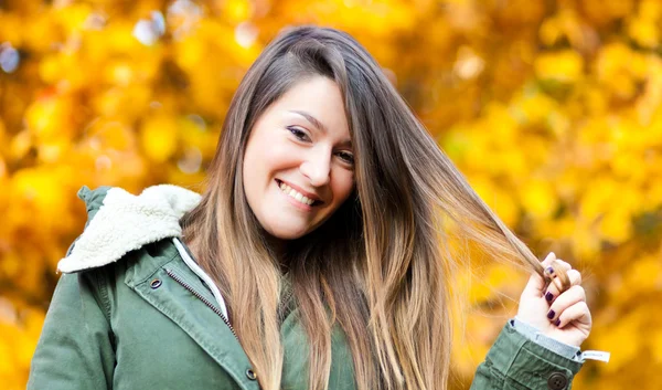 Fille mignonne dans un environnement automnal — Photo