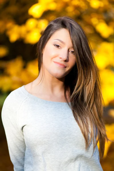 Mooie vrouw met haar in de wind geïsoleerd op zwart — Stockfoto