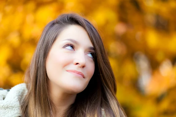 Fille mignonne dans un environnement automnal — Photo