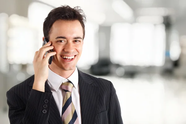 Ung affärsman pratar på telefon — Stockfoto