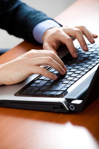 Zakenman werken op zijn laptop — Stockfoto