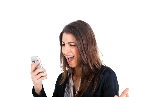 Irritado jovem mulher de negócios gritando com seu telefone isolado sobre branco . — Fotografia de Stock