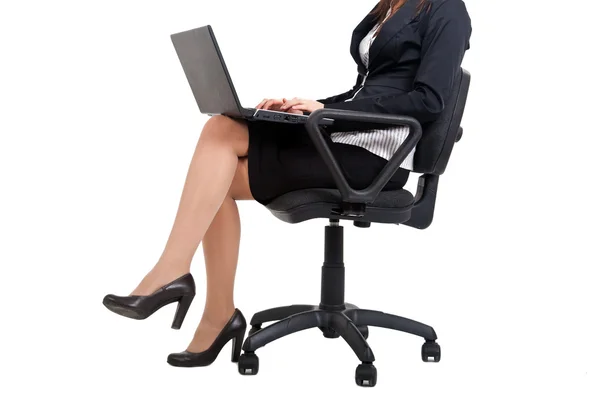 Beyaz bir arka plan karşı izole bir dizüstü bilgisayar kullanarak iş kadını — Stok fotoğraf