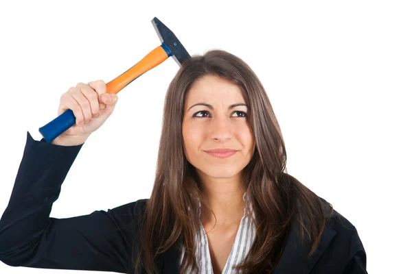 Schöne gestresste Brünette schlägt sich mit einem Hammer für zu viel Arbeit — Stockfoto