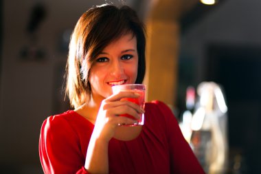 bir kokteyl içme bir kadın portresi