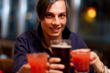 arkadaşlar gözlük bir barda kızartma