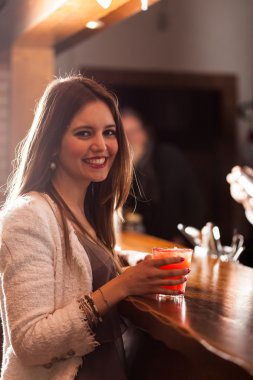 bir kokteyl içme kadın