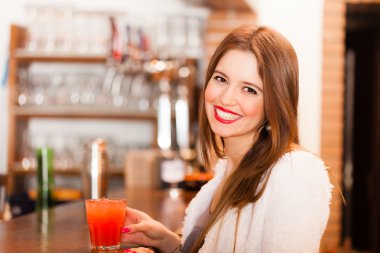 bir kokteyl içme kadın